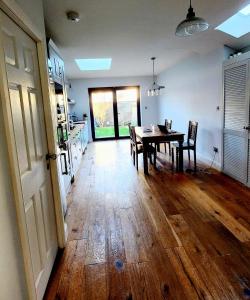 Contemporary 3 bed house with spacious garden close to Stratford & Canary Wharf