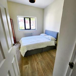 Contemporary 3 bed house with spacious garden close to Stratford & Canary Wharf