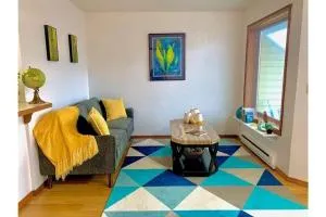 Lovely Condo Across from Downtown w/ Mountain View - Mendenhaven