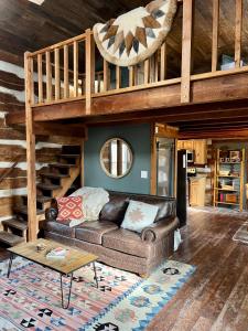 Kit’s Cabin - Log Cabin Retreat in Indianapolis