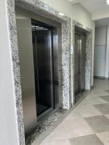 Apartamento na Palhoça, com vista para o mar, próximo a mercados, padarias e farmácias.