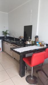 Apartamento na Palhoça, com vista para o mar, próximo a mercados, padarias e farmácias.