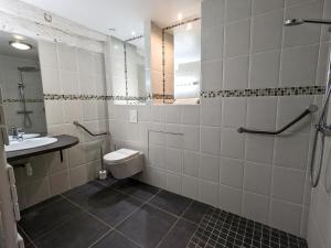 Maisons de vacances Gite Val de Loire avec piscine chauffee, tennis, WIFI, BBQ - FR-1-590-125 : photos des chambres