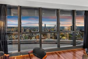 Skyhigh Executive! ~ 2Bed2Bath1CarViews ~ CBD