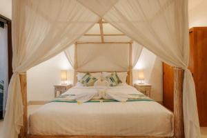 Villa Sri, Seminyak - 3 Bedroom Stylish Pool Villa!