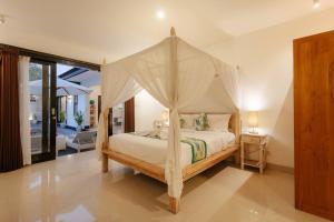 Villa Sri, Seminyak - 3 Bedroom Stylish Pool Villa!