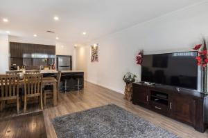 Luxury home in Christies Beach with King Bed, NBN, Netflix, 3Bed 2Bath