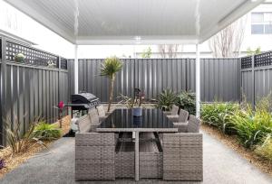 Luxury home in Christies Beach with King Bed, NBN, Netflix, 3Bed 2Bath