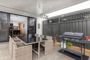 Luxury home in Christies Beach with King Bed, NBN, Netflix, 3Bed 2Bath