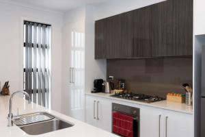 Luxury home in Christies Beach with King Bed, NBN, Netflix, 3Bed 2Bath