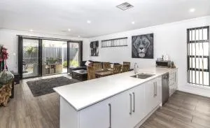 Luxury home in Christies Beach with King Bed, NBN, Netflix, 3Bed 2Bath - Morphett Vale