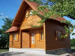 Ferienhaus mit Garten, Terrasse und Gartenpavillon - Jenő