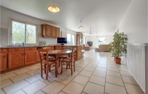 Maisons de vacances Beautiful Home In St Paer With Kitchen : photos des chambres