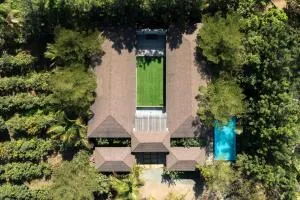 Farmhouse Retreat by StayVista - Classic architecture, Rustic interiors, Cozy rooms & A refreshing swimming pool - Dindori