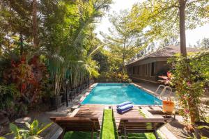 Farmhouse Retreat by StayVista - Classic architecture, Rustic interiors, Cozy rooms & A refreshing swimming pool