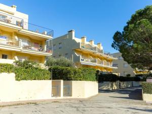 Apartamento con terraza a 150 m de la playa de Grifeu, ideal para 4 personas - ES-228-50