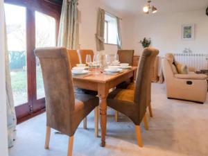 Converted 17th century barn with garden parking - Pass the Keys