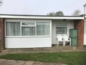 Captivating 2-Bed Chalet - Pool & Pet-Friendly - Caister-on-Sea