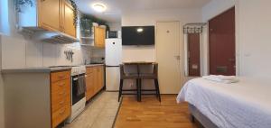 Studio apartment near metro and forest!