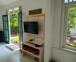 Cozzy White Villa