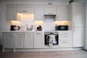 Charming 2-Bed Escape in Vibrant Cardiff