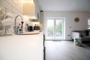 Charming 2-Bed Escape in Vibrant Cardiff