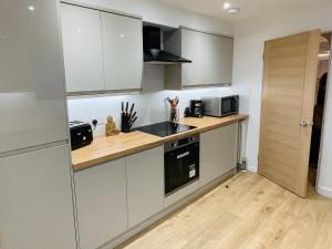 Newly Refurbished City Centre House With Parking