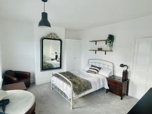 Newly Refurbished City Centre House With Parking