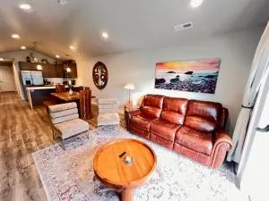 Modern Style KING bed Free Wi-Fi with Garage - Chester