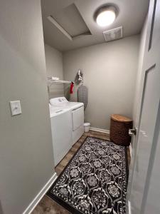 Modern Style KING bed Free Wi-Fi with Garage