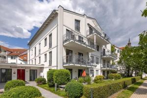 Residenz Margarete mit Balkon und Strandkorb am Strand