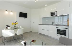 Cozy Apartment In Solin With Kitchen 