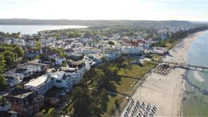 Residenz Margarete mit Balkon und Strandkorb am Strand