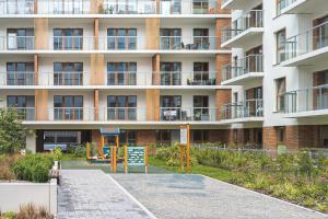 Bright Beige Apartment with Furnished Balcony and Parking in Gdańsk by Noclegi Renters