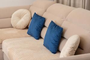 Bright Beige Apartment with Furnished Balcony and Parking in Gdańsk by Noclegi Renters