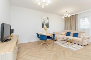Bright Beige Apartment with Furnished Balcony and Parking in Gdańsk by Noclegi Renters