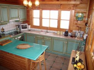 Chalets Chalet bois 9 pers, Grand confort, pres pistes et commerces, Wi-Fi, Equipe, Parking, Non fumeur - FR-1-733-18 : photos des chambres