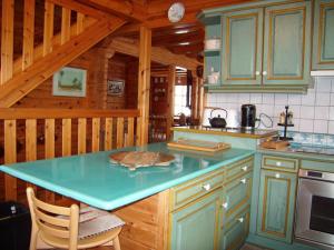 Chalets Chalet bois 9 pers, Grand confort, pres pistes et commerces, Wi-Fi, Equipe, Parking, Non fumeur - FR-1-733-18 : photos des chambres