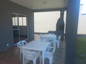 Casa com piscina em condomínio fechado