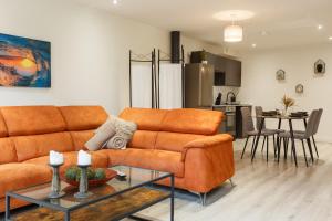 Modern 2 Bedroom with 75” TV & Free Wi-Fi