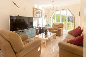 Guest H4U - Villa Garden & Pool