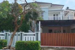 Green House with Pool - Gawok