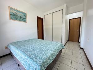 B481 Apto 3 quartos frente para avenida 8 pessoas