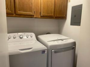 Charming Condo Near WFU and Hospitals, Full Kitchen, Strong WiFi, In-Unit Laundry