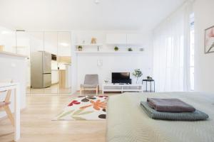 The Chic Crib with Balcony