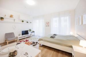 The Chic Crib with Balcony