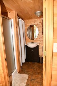 Maine Treehouse-The Spruce Suite