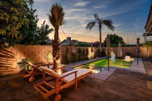 The Crescendo Stylish Modern Pool Home