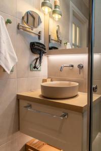 Central Kifissia BLέ LÍMε ÁPPεROL Malomar Homing