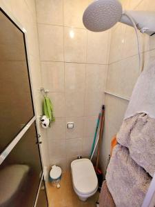 Aconchegante Apto 01 dorm cSacada, Ar-Cond, Wi-Fi, Lado Praia